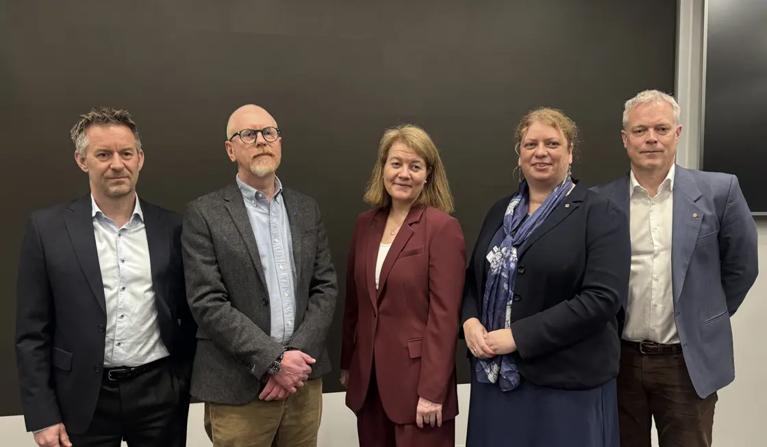 Fra venstre: Jens B Jahren(YS Stat), Christer Wiik Aram(Akademikerne Stat), Statens personaldirektør, Bente Johanne Kraugerud, Elisabeth Steen Onshus(LO Stat), Steinar A. Sæther(Unio)