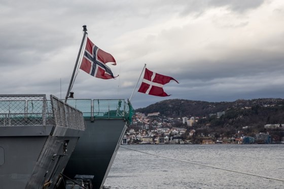 Kommandoskifte for SNMG1, Petter Kammerhuber gir kommandoen videre til danske Søren Thinggard Larsen.