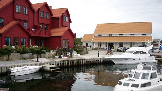 Sjøberg Ferie ligger kun ti minutter fra en av turstiene i Utvalgte Kulturlandskap. Her tilbys det overnatting, servering og catering, og friluftsopplevelser både til lands og til vanns i det vakre kulturlandskapet. 