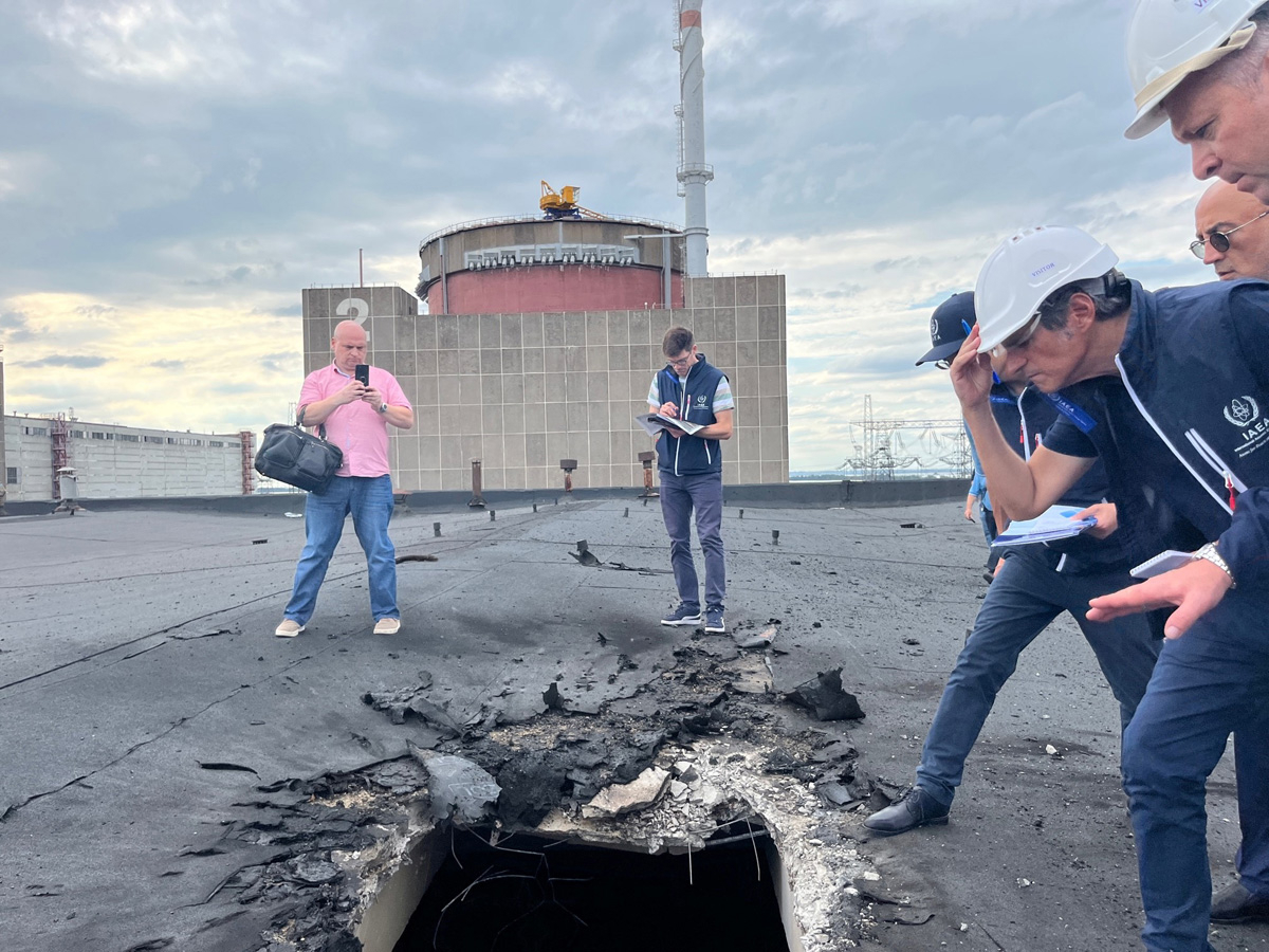 Figur 1.2 IAEAs generaldirektør Rafael Grossi på inspeksjon ved Zaporizjzja kjernekraftverk i 2022.