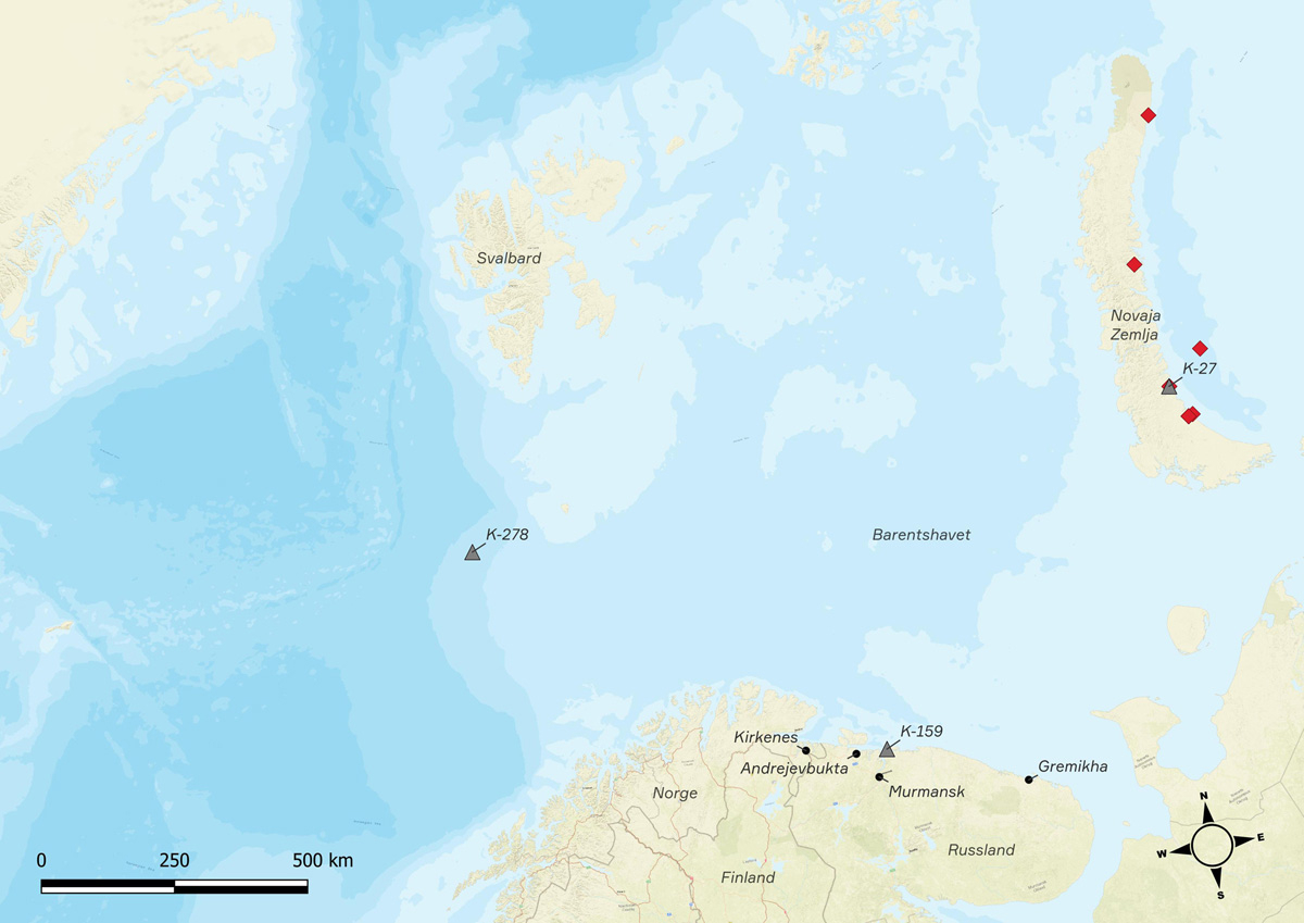 Figur 3.9 De røde firkantene viser områder der radioaktive objekter er dumpet langs Novaja Zemlja. De grå trekantene viser beliggenheten til de tre sunkne atomubåtene K-278 (Komsomolets), K-27 og K-159.