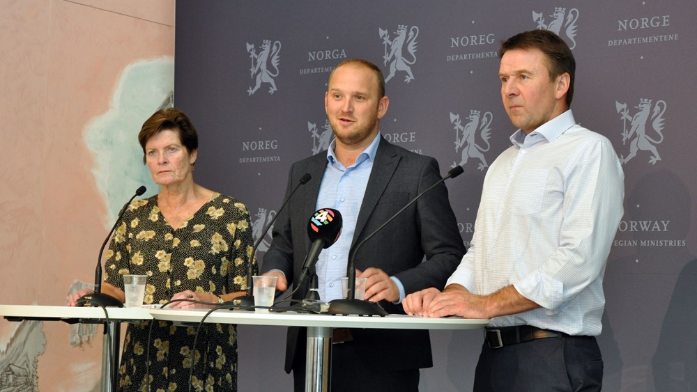 Merete Furuberg leder i Norsk Bonde og Småbrukarlag, Landbruks- og matminister Jon Georg Dale og leder i Norges Bondelag, Lars Petter Bartnes. 