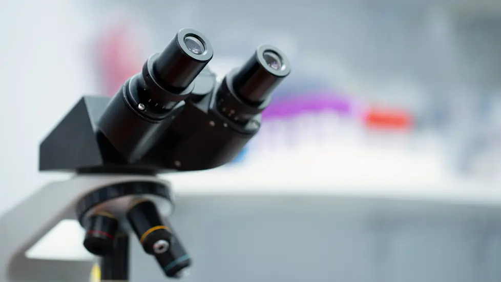 Illustrasjonsfoto av mikroskop til bruk på sykehus