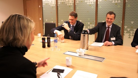 Næringsminister Monica Mæland sammen med Hans Jacob Bull, professor og leder av Fartsområdeutvalget og Harald SOlberg, viseadm. direktør i Rederiforbundet. 