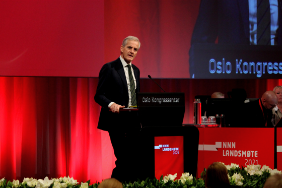 Statsminister Jonas Gahr Støre på talerstolen på landsmøtet i NNN.