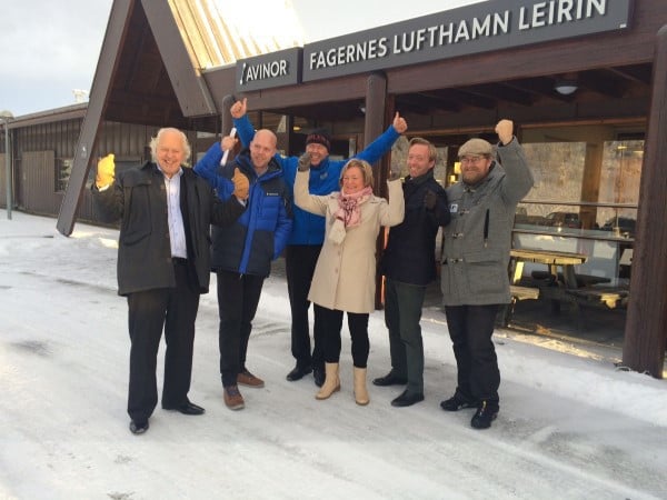 Her er statssekretæren på Fagernes lufthamv med fylkesordfører i Oppland Gro Lundeby, daglig leder Destinasjon Hemsedal Richard Taraldsen, turistsjef i Buskerud Pål Knutsson, Medhus, adm.dir Beitostølen Resorts Atle Hovi og Bjørn B. Jacobsen, styringsgruppen for Leirin.