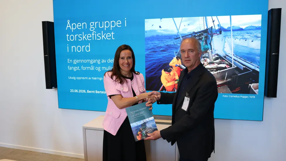 Fiskeri- og havminister Marianne Sivertsen Næss og leder for arbeidsgruppen, Bernt Bertelsen.
