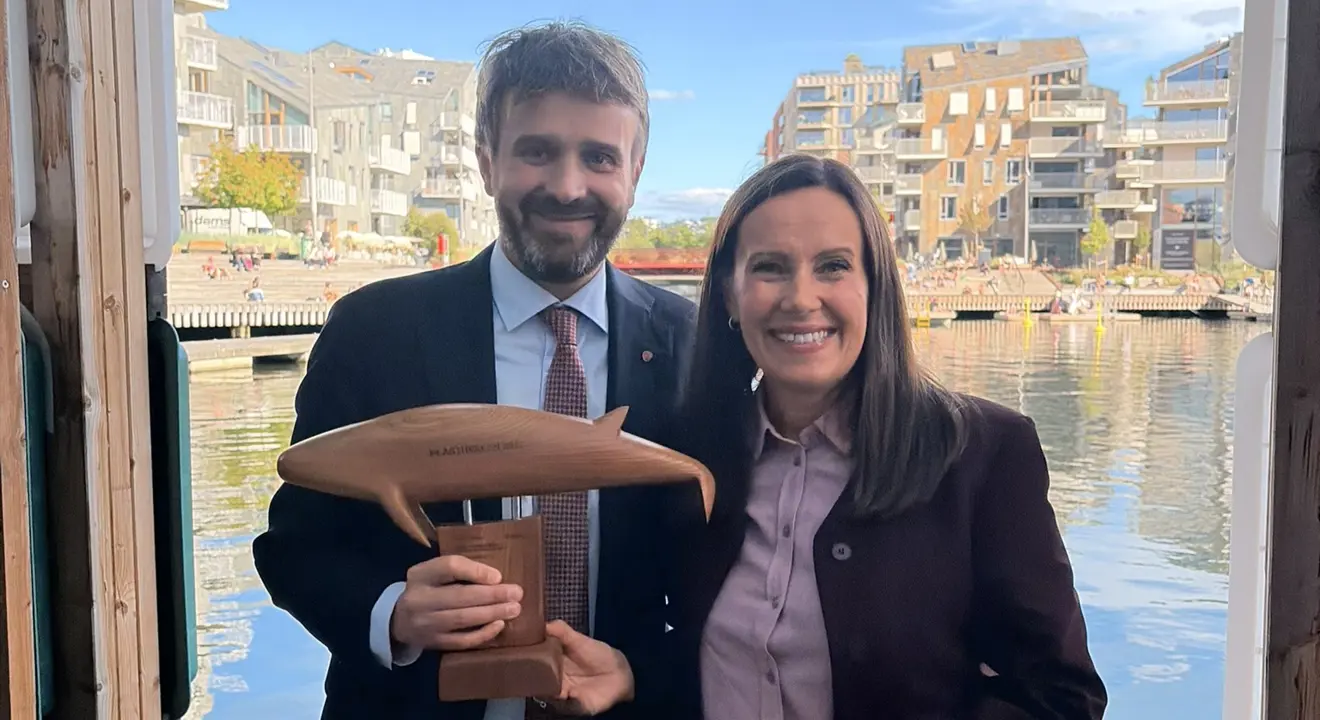 Fiskeri- og havministeren overrekker Vandrekvalen til helse- og omsorgsministeren