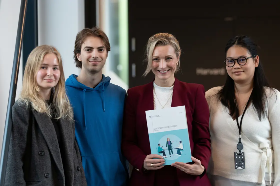 Statsråd Karianne Tung lanserte den nye strategien hos Lånekassen, som i dag har flere lærlinger hos seg.