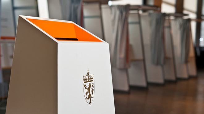 Valgurne og stemmeavlukk i bakgrunnen