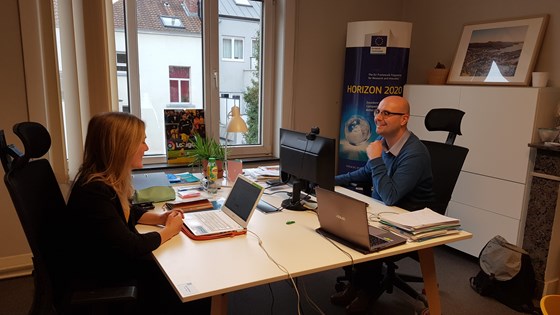 Eivor Kolberg og Kristof Vlaeminck jobber for UiB i Brussel. Foto: Tord Lauvland Bjørnevik.