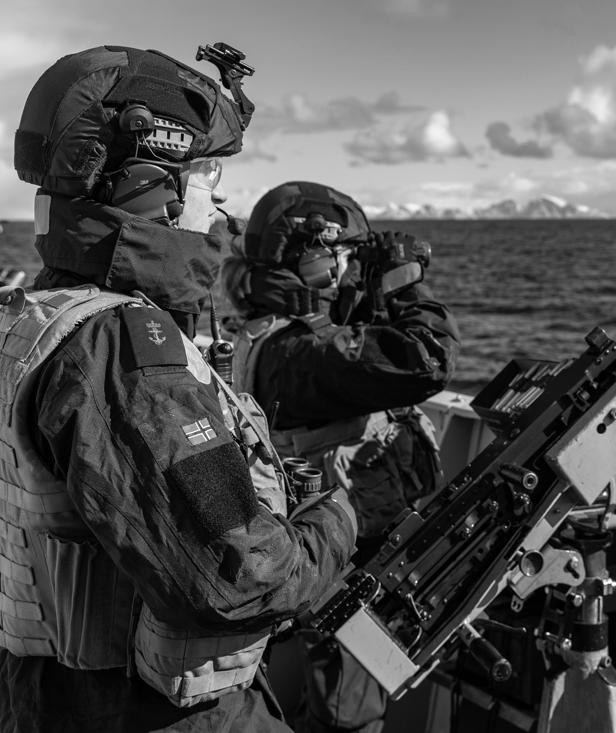 Figur 11.1 Forsvarsevnen må styrkes og Norge har særlige maritime utfordringer som må håndteres for å verne om norsk sikkerhet og norske interesser de neste 10–20 år. Bildet viser artillerister på oppdrag utenfor norskekysten.