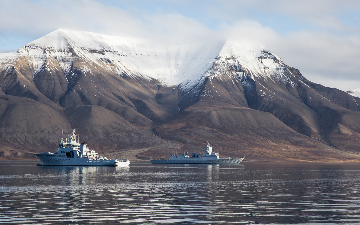 Figur 12.10 Fartøy fra Kystvakten og Marinen utenfor Svalbard. Forsvaret sender jevnlig fartøy til øygruppen for å ivareta og utøve norsk suverenitet.