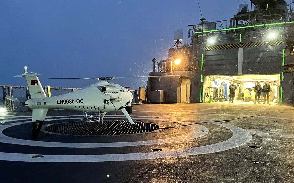 Figur 12.4 Kystvakten tester ut Camcopter S-100 om bord på KV «Nordkapp» i Isfjorden, mars 2021.