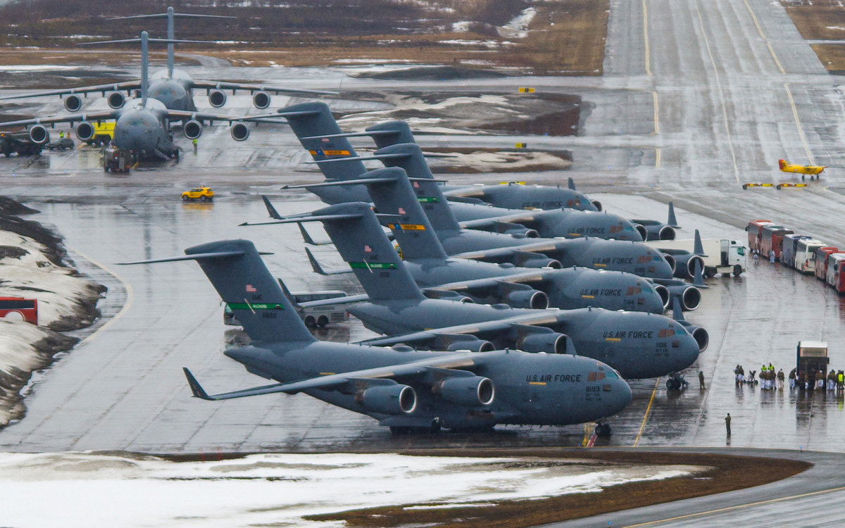 Figur 13.9 Transportkapasitet er avgjørende for militære operasjoner, men leveres ofte av sivile. Her er det amerikanske luftforsvarets C-17 på Bardufoss i forbindelse med øvelse Swift Response 2022. Under evakueringen av Kabul evakuerte USAs C17-flåte rundt 10...