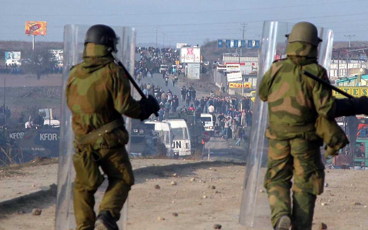 Figur 2.11 Den 17. mars 2004 angriper 12 000 kosovoalbanere den kosovoserbiske landsbyen, Caglavica. 250 norske soldater var med på å håndtere de voldelige opptøyene.