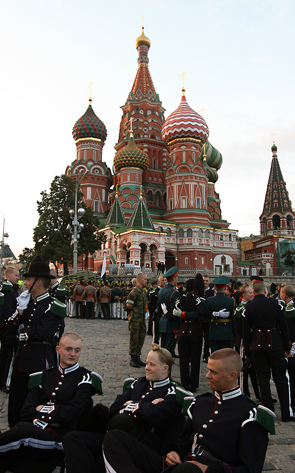 Figur 2.14 Frem til 2014 var forholdet mellom Russland og Norge fortsatt preget av ønske om samarbeid. Her er Hans Majestet Kongens Garde etter oppvisning på den Røde plass i Moskva i september 2011.