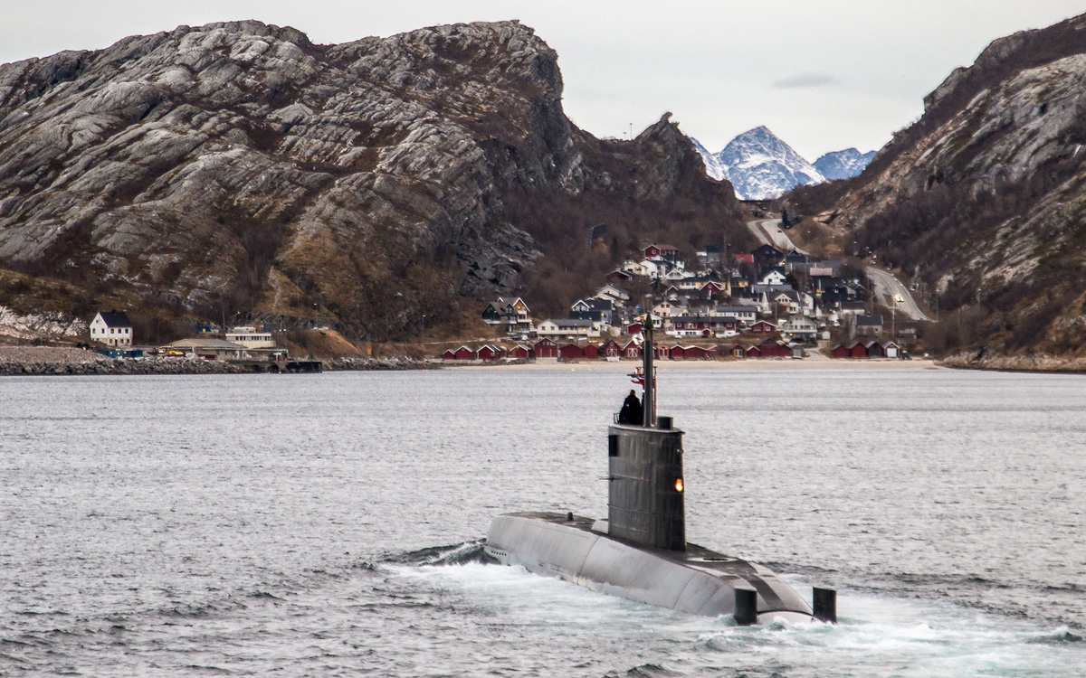 Figur 2.21 Norske ubåter er en viktig del av Norges evne til å sikre troverdig avskrekking på vegne av Norge og våre allierte. Ubåtene gir også viktige bidrag til overvåking og etterretning. Bildet viser en Ula-klasse som seiler utenfor Nordland under øvelse Fl...