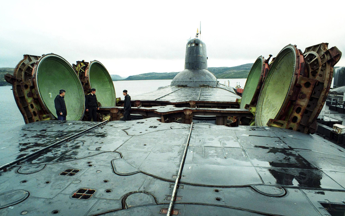 Figur 2.9 Atomdrevne ubåter med strategiske kjernevåpen har stått sentralt i russisk militærmakt siden 1960-tallet og vil fortsette å gjøre det i fremtiden. Bildet viser russisk mannskap som står ved de åpne lukene på en Akula/Typhoon-klasse strategisk ubåt i ...