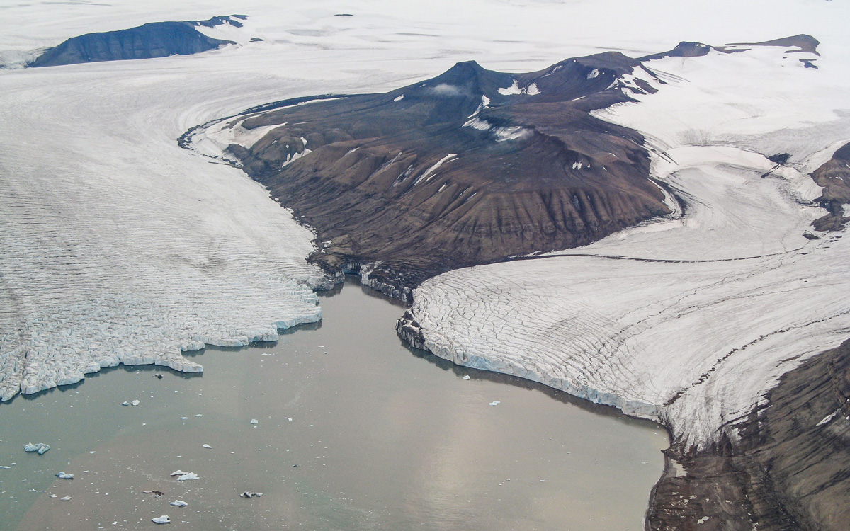 Figur 7.2 Isbreene på Svalbard smelter stadig fortere. Dette endrer landskapet og bidrar til havnivåstigning. Bildet viser Petermannbreen, Perthesfjella og Johansenbreen.