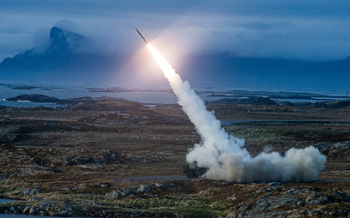 Figur 9.10 Det amerikanske langtrekkende High Mobility Artillery Rocket System (HIMARS) har vært sentralt i å forhindre russisk styrkeoppbygging i Øst-Ukraina. Bildet viser det amerikanske marinekorpset gjennomføre skarpskyting med HIMARS på Andøya i mai 2021. 