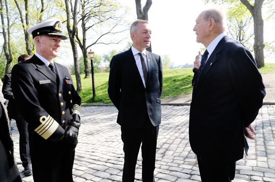 Forsvarssjef admiral Haakon Bruun-Hanssen og forsvarsminister Frank Bakke-Jensen snakker med krigsveteranen Erling Lorentzen ved Retterstedet på Akershus festning under Frigjørings- og veterandagen 8. mai 2018.