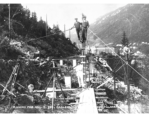 Figur 2.2 Rjukan, montering av jarnpilarar langs gassrøyr, 1914.