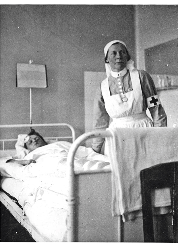 Figur 5.1 Eit såra barn på sjukehuset i Namsos etter tysk bombardement av byen.