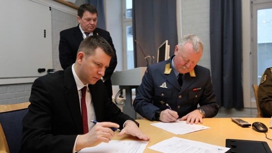 Departementsråden i det estiske forsvarsdepartementet, Jonatan Vseviov, undertegner her en kontrakt for kjøp av 35 brukte CV90-skrog fra Norge.