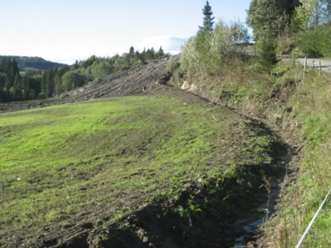 Eksempler på hydrotekniske tiltak for å redusere avrenning til vann frå landbruket. Til venstre: etablering av avskjæringsgrøft for å hindre overvann fra å komme inn på arealet. Til høyre: steinsetting av en open grøft for å hindre erosjon av jordmasser frå jordbruksarealet.