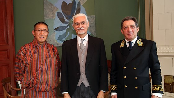 Fra venstre: Bhutans ambassadør, H.E. herr Kinga Singye, Brasils ambassadør, H.E. herr George Monteiro Prata, Russlands ambassadør, H.E. herr Tejmuraz Otarovitsj Ramisjvili. 