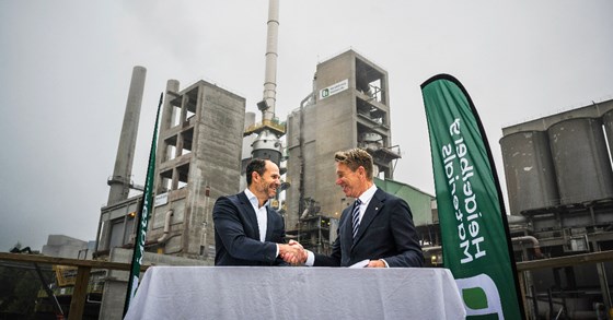 Olje- og energiminister Terje Aasland signerer avtale som sikrer videreføring av CO2-fangstprosjektet på Norcem i Brevik sammen med Heidelberg Materials-direktør Giv Brantenberg.