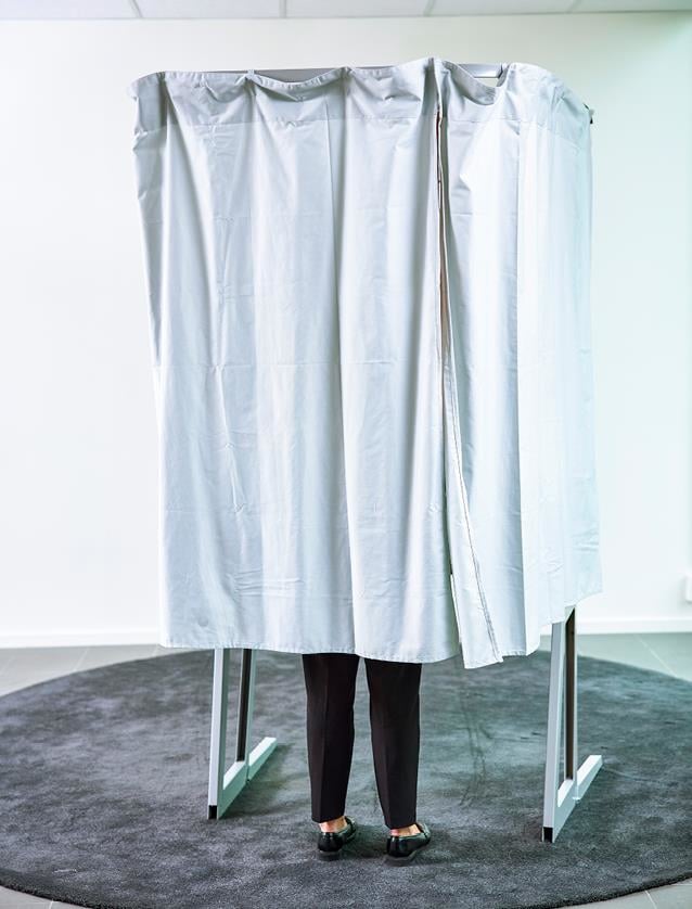 Et bilde som inneholder innendørs, sko, tekstil, vegg

KI-generert innhold kan være feil.