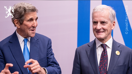 Premierminister Jonas Gahr Støre und der US-Klimabeauftragte John Kerry.