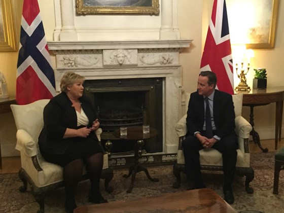 Statsminister Erna Solberg i samtale med statsminister David Cameron i London i forkant av giverlandskonferansen for Syria.