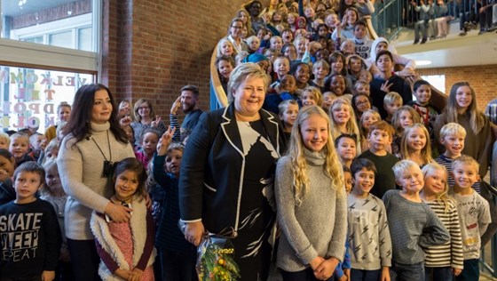 Statsministeren sammen med elevene på Nordpolen skole på Sagene.