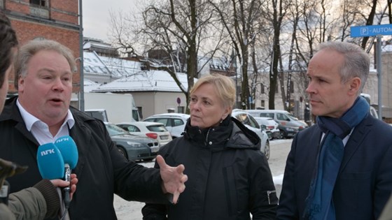 Byråd for byutvikling Bård Folke Fredriksen, kulturminister Thorhild Widvey og kommunal- og moderniseringsminister Jan Tore Sanner på Tullinløkka.