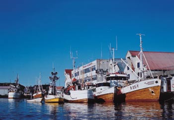 Figur 2.1 Kystnotfartøy av forskjellig størrelse liggende
 ved kai i Åkrehamn