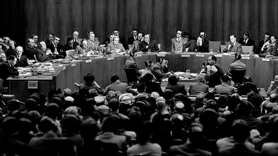 Trygve Lie (i mørk jakke og i midten rundt bordet) var FNs første generalsekretær. Foto: FN