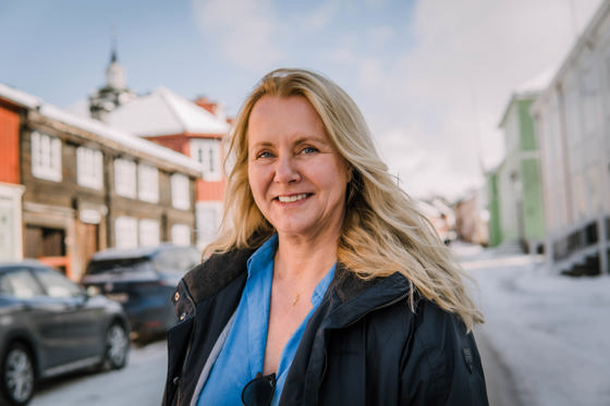 Pia Wigtil i en gate på Røros