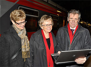 Jernbanedirektør Elisabeth Enger, samferdselsminister Magnhild Meltveit Kleppa og NSB-sjef Einar Enger gler seg over at alle dei mest trafikkerte togstrekningane snart kan tilby gratis internett. Foto: NSB