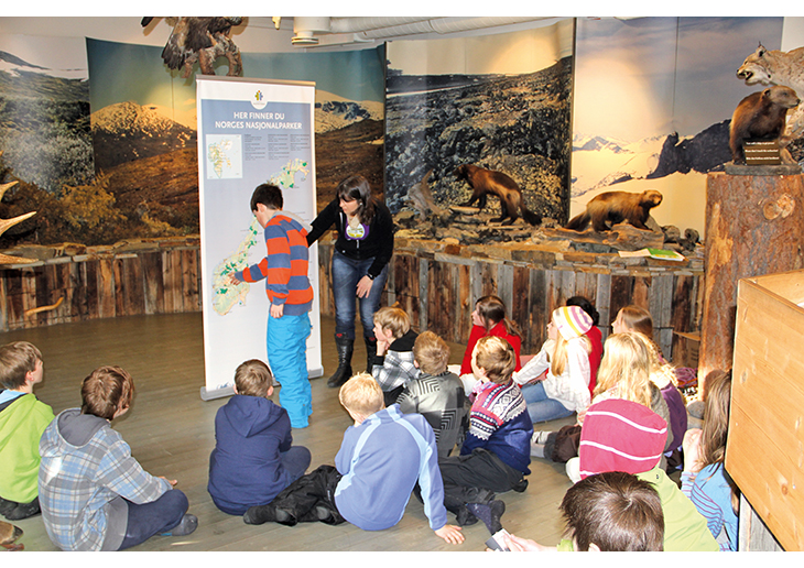 Figur 8.1 Nasjonalparksentrene spiller en viktig rolle i formidlingen av kunnskap om natur. Her lærer en skoleklasse om Norges nasjonalparker.
