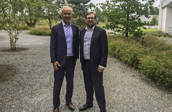 Jan Tore Sanner og Simon Emil Ammitzbøll utendørs.