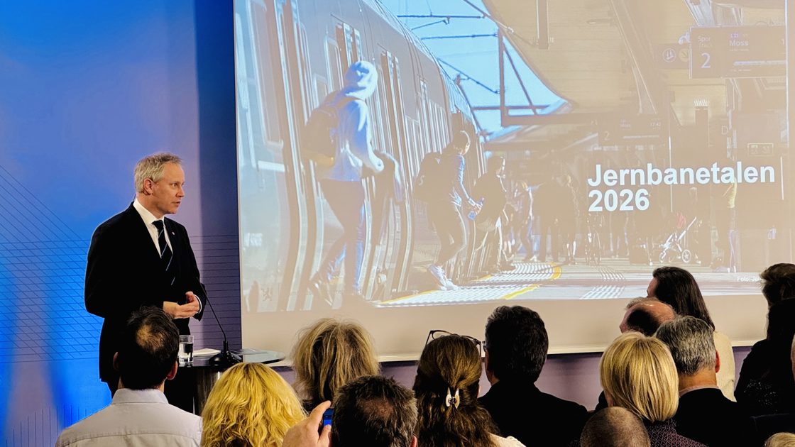 Samferdselsminister Jon-Ivar Nygård holder Jernbanetalen 2026 foran publikum hos Bane NOR.