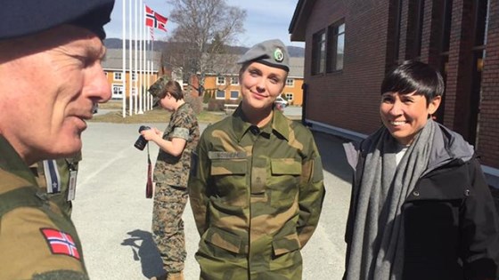 Forsvarssjef Haakon Bruun-Hanssen og forsvarsminister Ine Eriksen Søreide besøkte Værnes Garnison.
