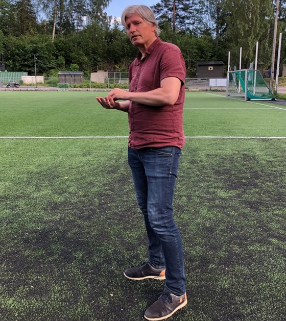 Ola Elvestuen på fotballbane med gummigranulat.
