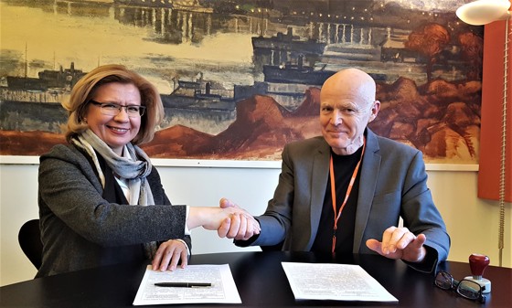 Rektor Natalia Viktorovna Bagrova ved NGUADI og rektor Olav Gustavsen ved AHO.