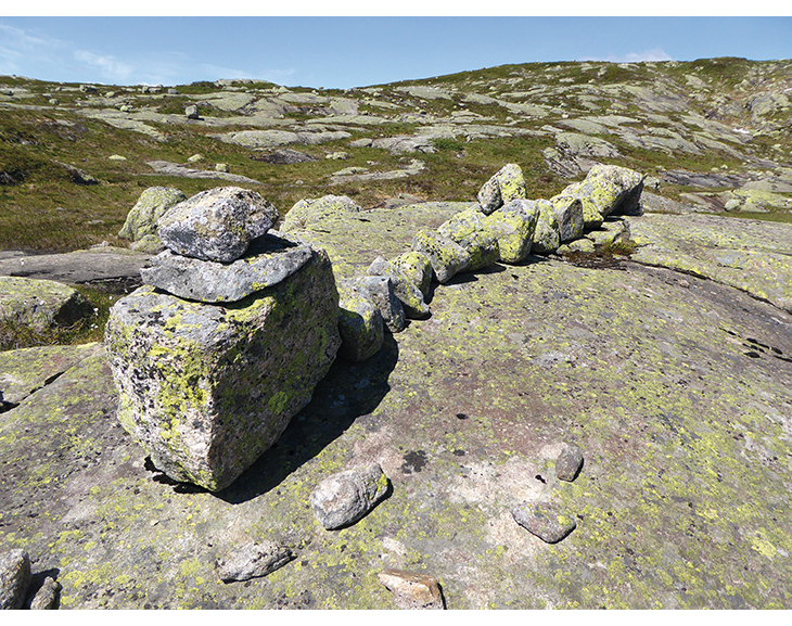 Figur 6.11 Brudleden, gammel ferdselsåre mellom Sirdal og Kvinesdal
. Steinrekken er laget av tidligere tiders brudefølger som gikk over fjellet. 