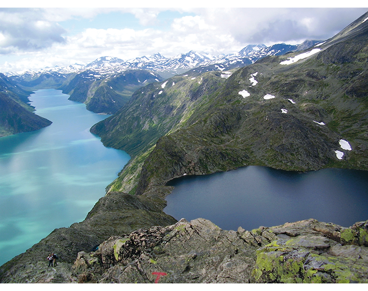 Figur 6.6 Besseggen i Jotunheimen. Fotturen over Besseggen er en av de mest populære i Norge, med ca. 40 000 fotturister i året. 
