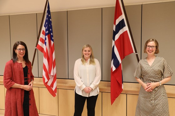 Dagens møte foregikk digitalt mellom USAs energiminister Jennifer M. Granholm, olje- og energiminister Tina Bru (H) og næringsminister Iselin Nybø. På bildet er de norske og amerikanske representantene henholdsvis  Hudson-Dean Chargé d'affaires for den amerikanske ambassaden i Oslo, statsråd Bru og Nybø.